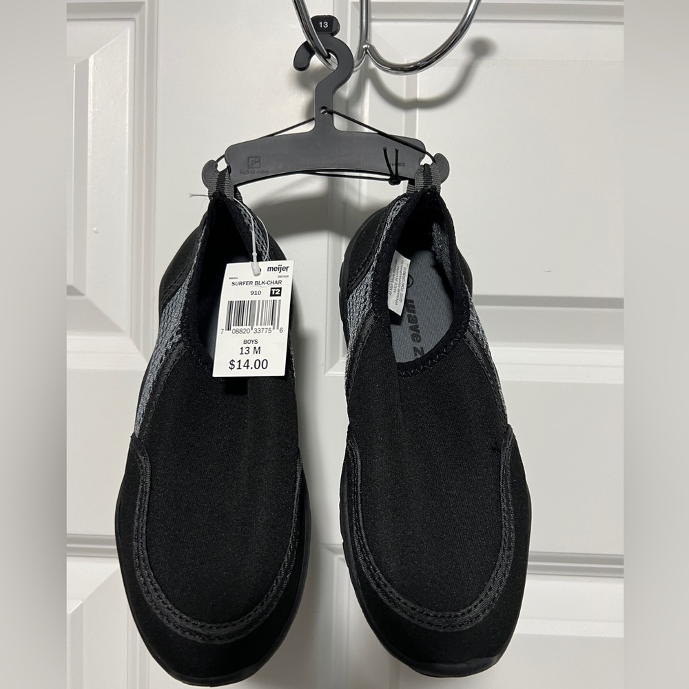 Boys Wave zone Brand Water shoes (aqua socks) Boys size 13 & 2